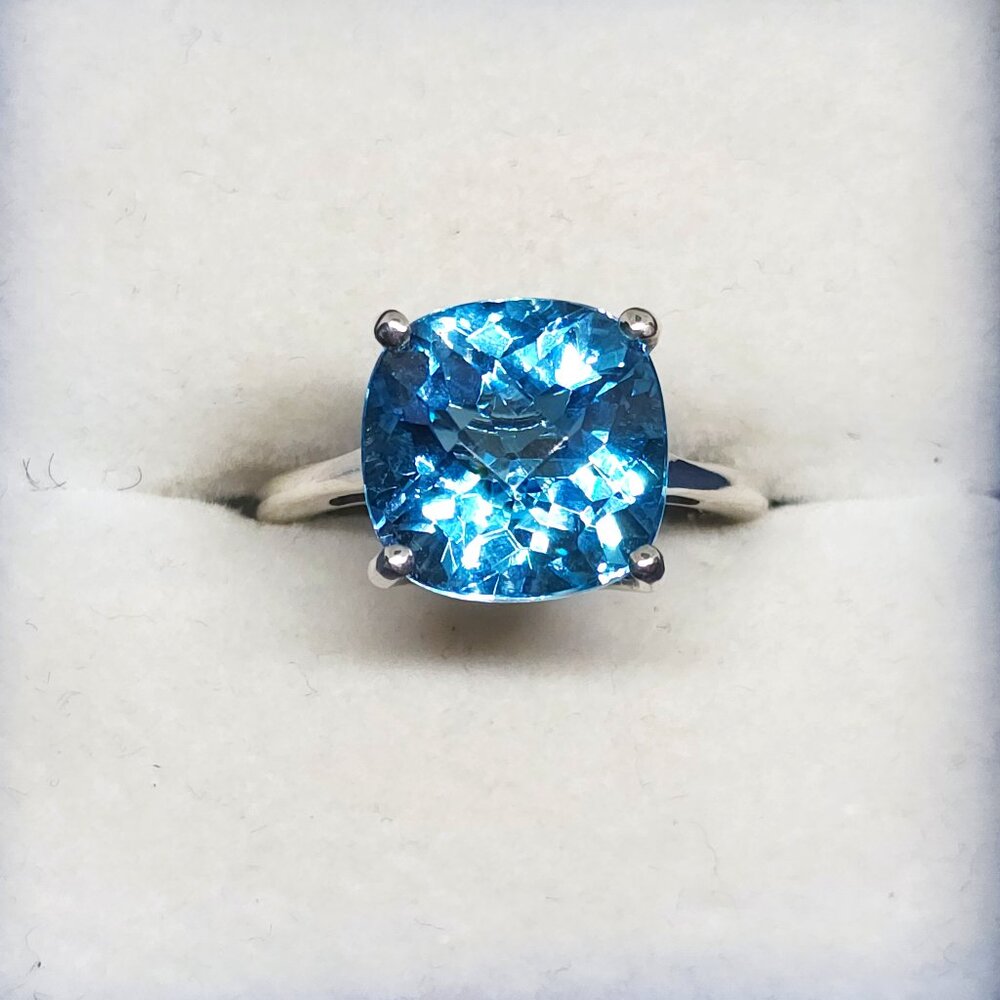 Sky Blue Topaz solitaire ring in Platinum over 925 Sterling Silver 8.90ct size 8